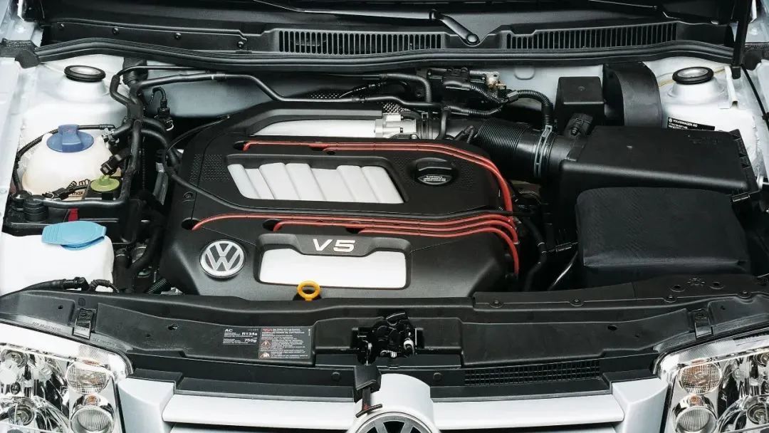 有听说过直列5缸发动机,那你有听说过v型5缸发动机吗?