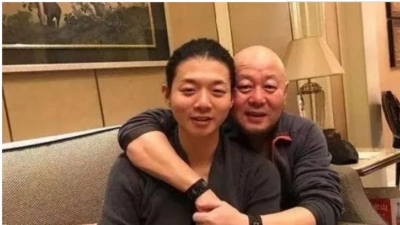 霍尊风波后现身,面色凝重着急找父亲会合,火风在车里不愿露面