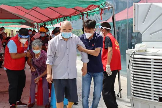 扬州市邗江区甘泉街道志愿者帮助老人进行核酸检测。受访者供图
