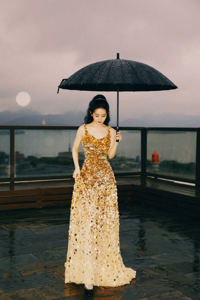 赵丽颖最新写真大片曝光雨中撑伞复古优雅