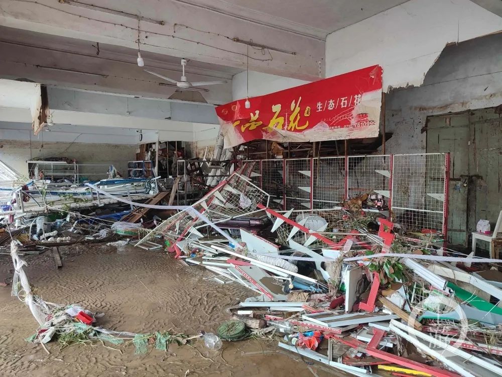 洪水过后，褚凤开的柳林超市货物被冲走，钢制货架被冲弯。摄影/上游新闻记者 牛泰