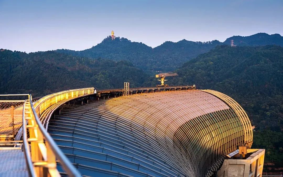 在250米高空"云端漫步",带你沉浸式体验!