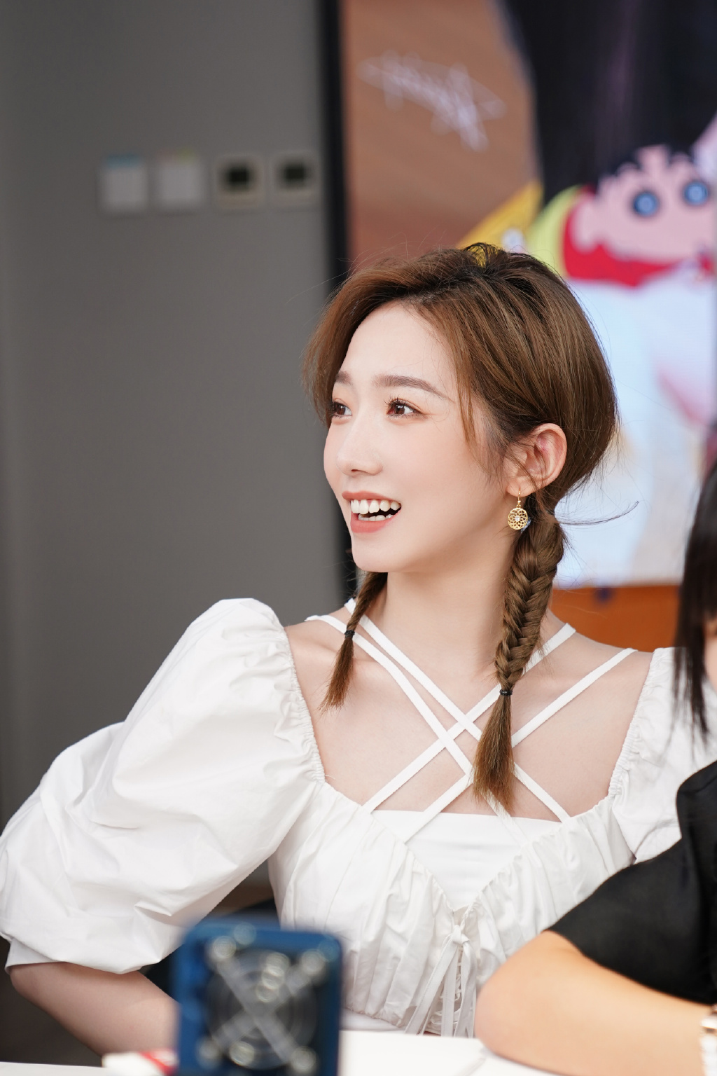 孟美岐穿白色短上衣 小秀蛮腰清新随性