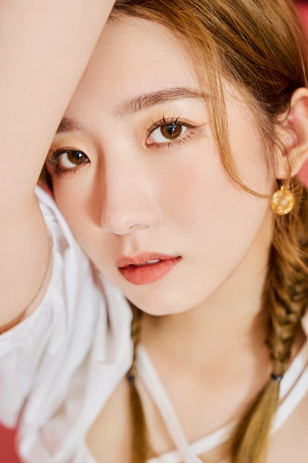 孟美岐穿白色短上衣 小秀蛮腰清新随性