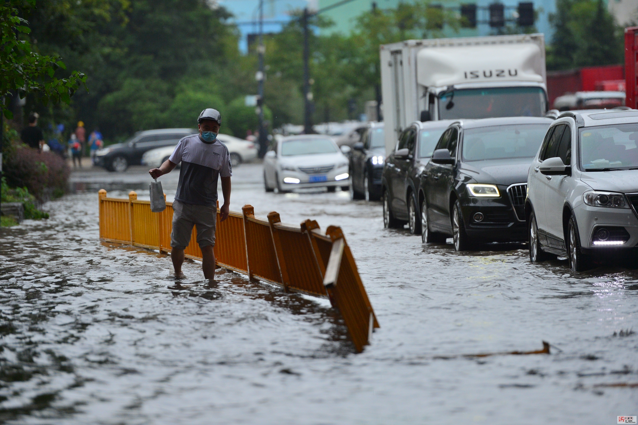杭州暴雨积水没膝消防救助感人