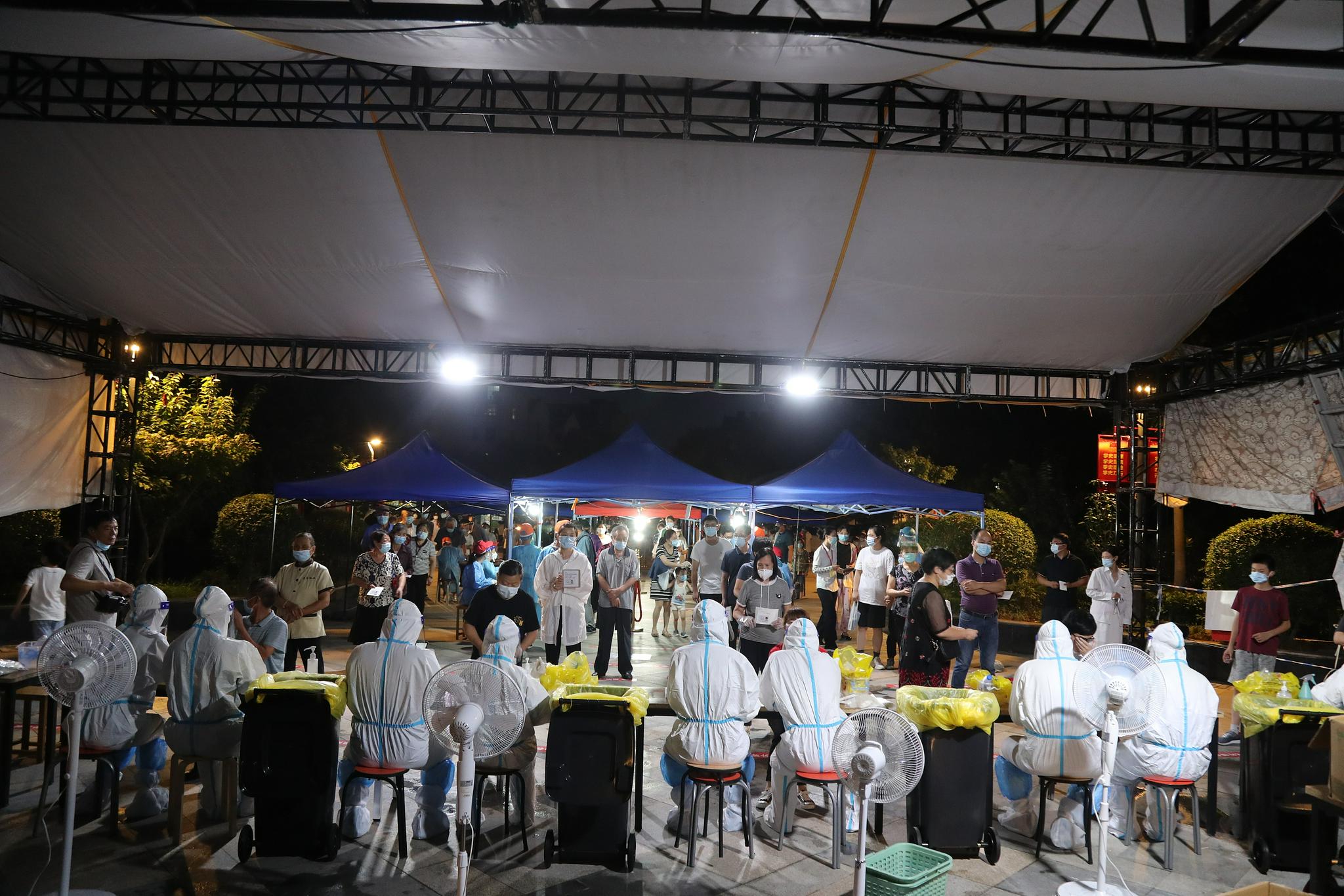 江苏扬州邗江区邗上街道翠岗小区检测点,市民连夜排队进行核酸检测,图