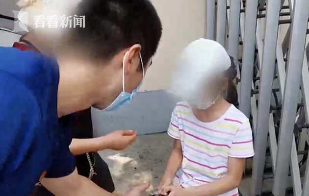 视频只因贪玩小女孩被手铐铐住找消防员来解