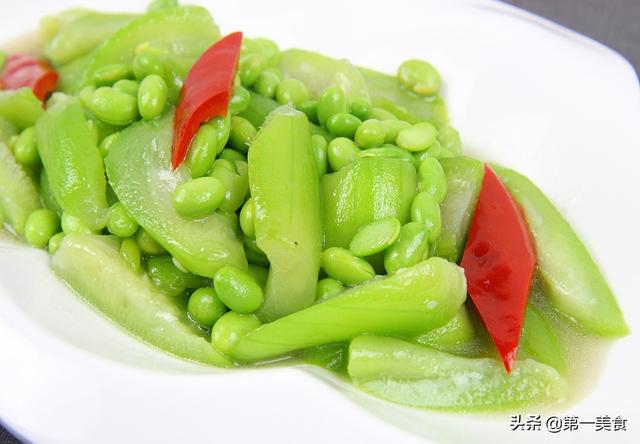 食材:丝瓜,毛豆辅料:红椒调料:食盐,鸡粉,白糖【丝瓜毛豆】—— 脆嫩