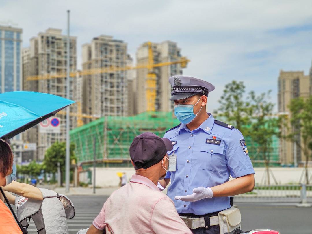 成都两交警勇救跳河轻生男子背后：曾担任游泳教练 救人已经不是第一次休闲区蓝鸢梦想 - Www.slyday.coM