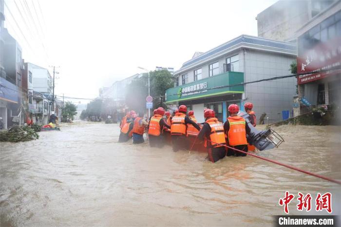 8月12日,随州柳林镇受灾严重,消防转移受困人员 随州消防供图