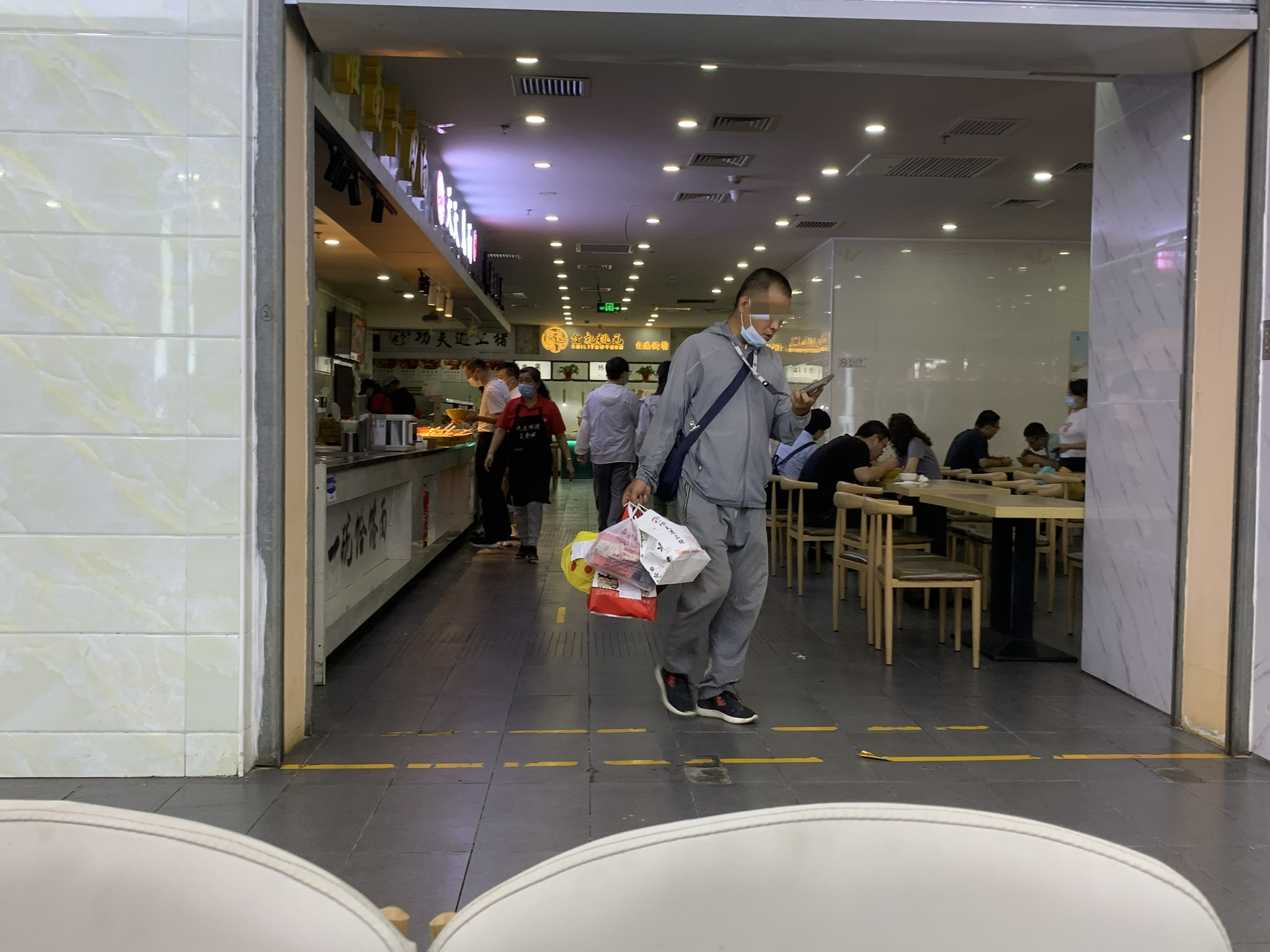 取餐不戴口罩,等单扎堆儿聚集!有些外卖员防疫意识还得提高