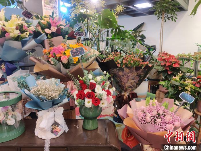 图为：实体花店展示的零售花束。叶秋云 摄