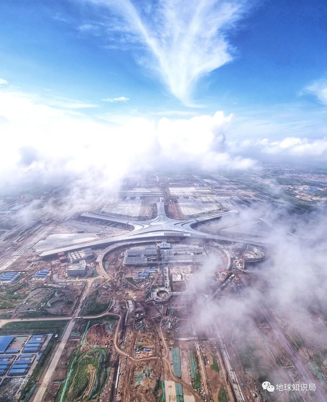 从位置上看,从沧口到流亭,再到胶东,青岛的民航机场呈现出不断远离