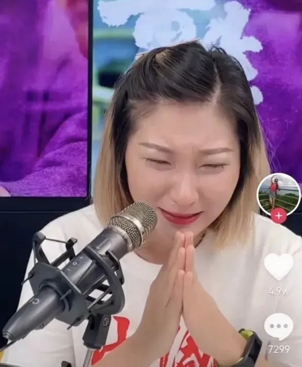 ▲“泰国坠崖孕妇案”当事人王暖暖在某短视频平台上直播。