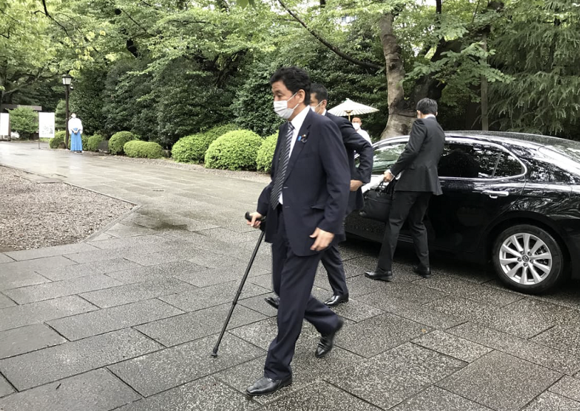 岸信夫13日参拜靖国神社（图片来源：日媒）