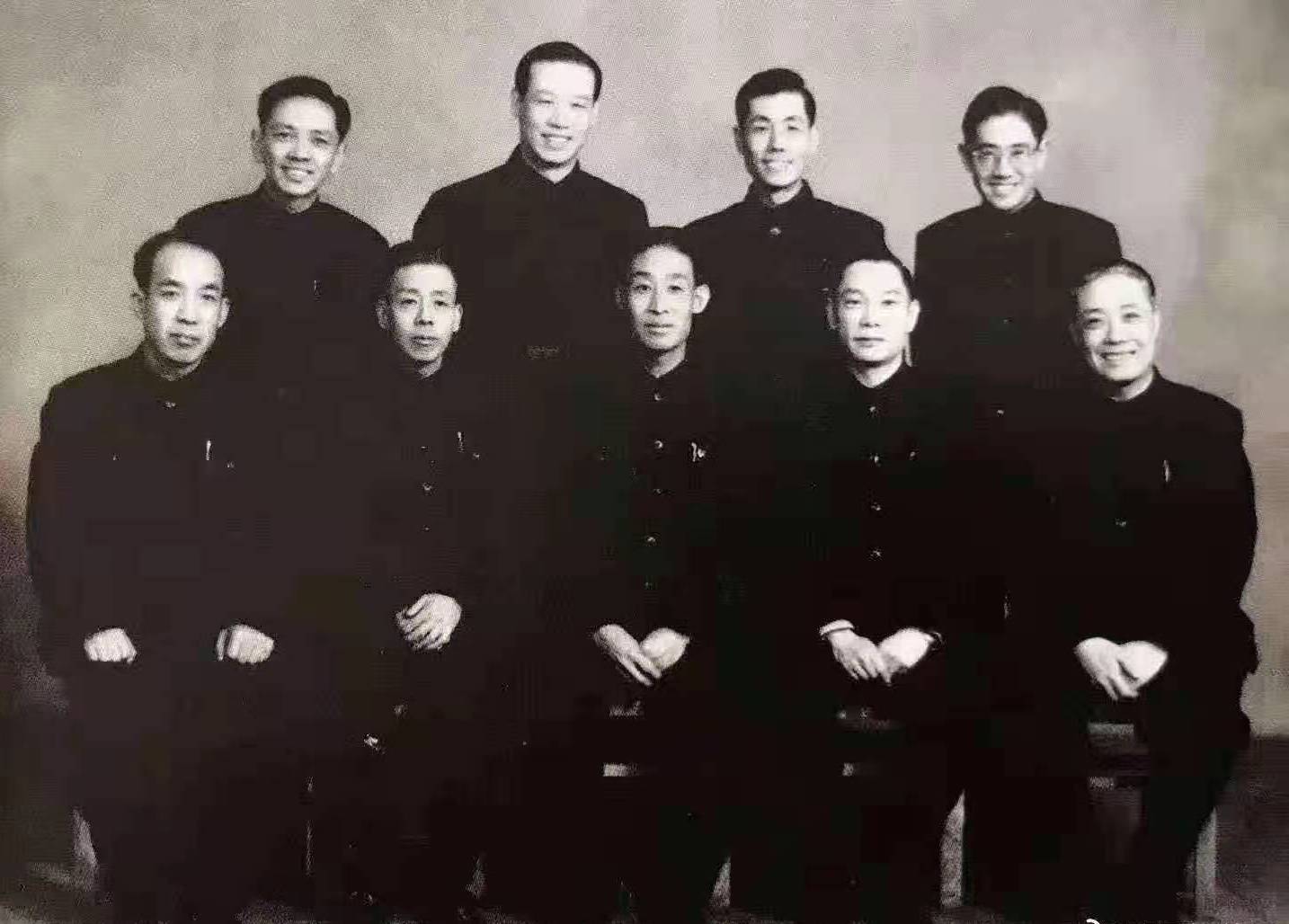 起):李德山,费文治,杜奎三,李慕良,沈玉才;后排(左起):黄天麟,何顺信