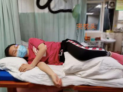 广州18岁少女睡姿不对致脊柱弯曲,医生提醒…