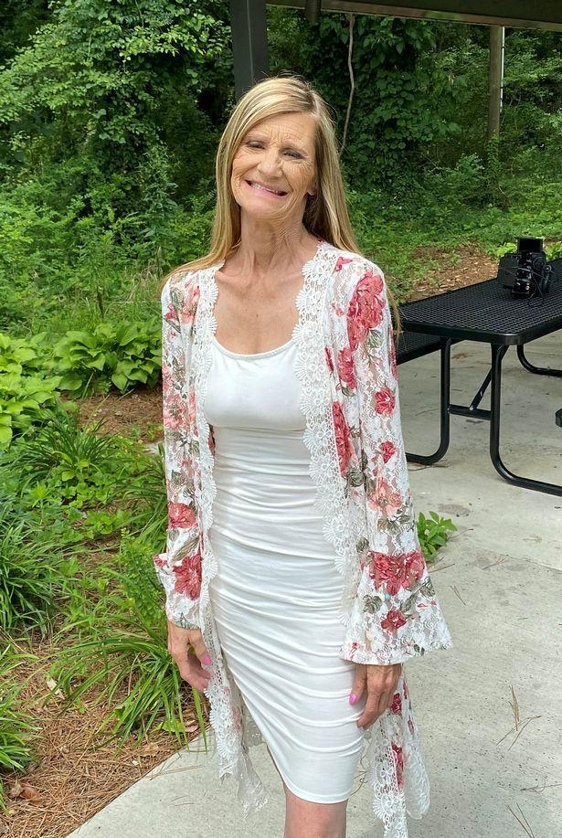 美国24岁小伙与61岁大妈订婚,称彼此真心相爱,感情生活非常棒