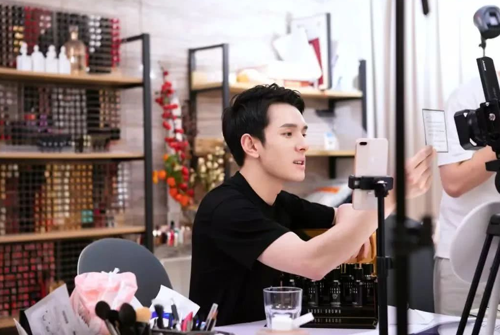 李佳琦公司被罚30万，还涉虚假宣传？回应称主播介绍失误休闲区蓝鸢梦想 - Www.slyday.coM