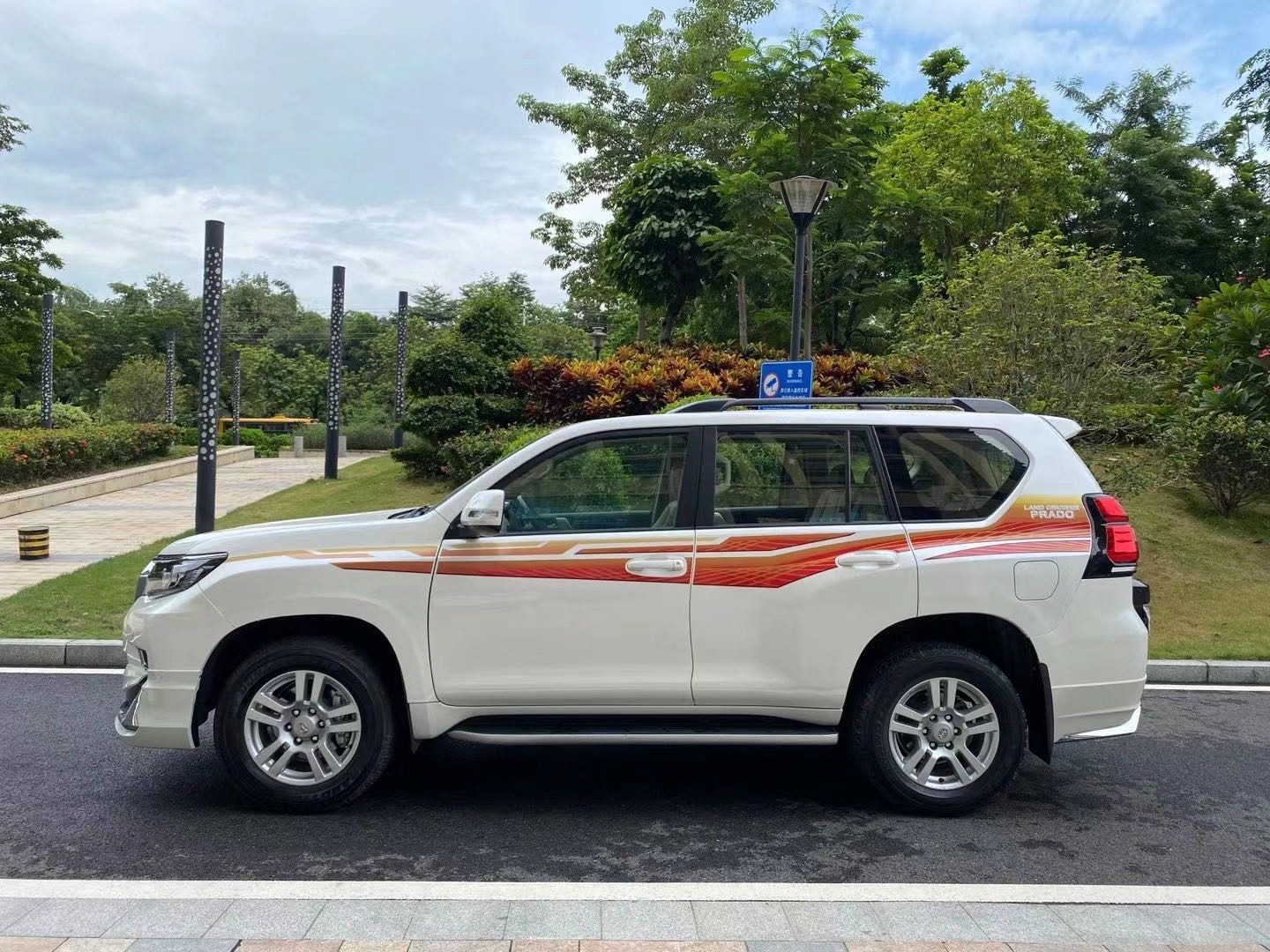 2020年丰田霸道4000售价23万外观凶猛动力强劲越野首选