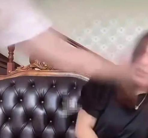 一女网红在直播间被丈夫殴打,被打到晕倒,被网友质疑炒作?休闲区蓝鸢梦想 - Www.slyday.coM