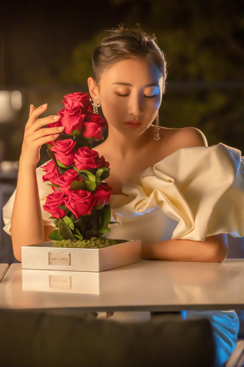 生娃后变圆润反而更美!奥运冠军何雯娜晒美照,优雅大气明艳动人