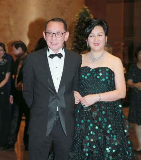 英皇老总杨受成约女演员到房间谈剧本不料任曼玲带人冲了上来