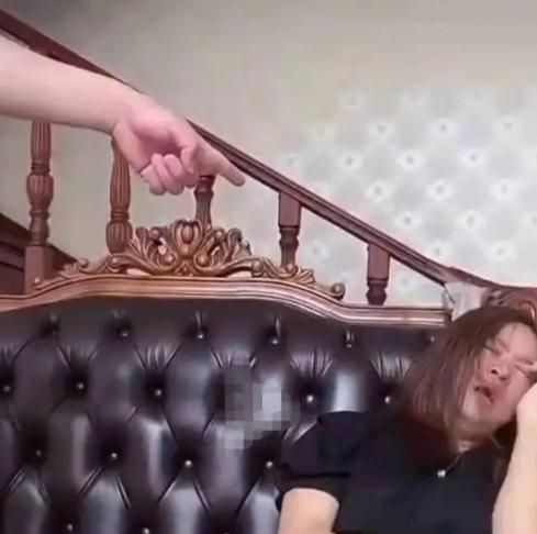 一女网红在直播间被丈夫殴打,被打到晕倒,被网友质疑炒作?休闲区蓝鸢梦想 - Www.slyday.coM