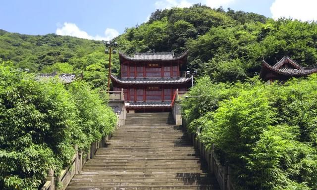 重庆深山发现一个巨洞,天上掉落一块巨石,神似佛像|古佛洞|金佛山