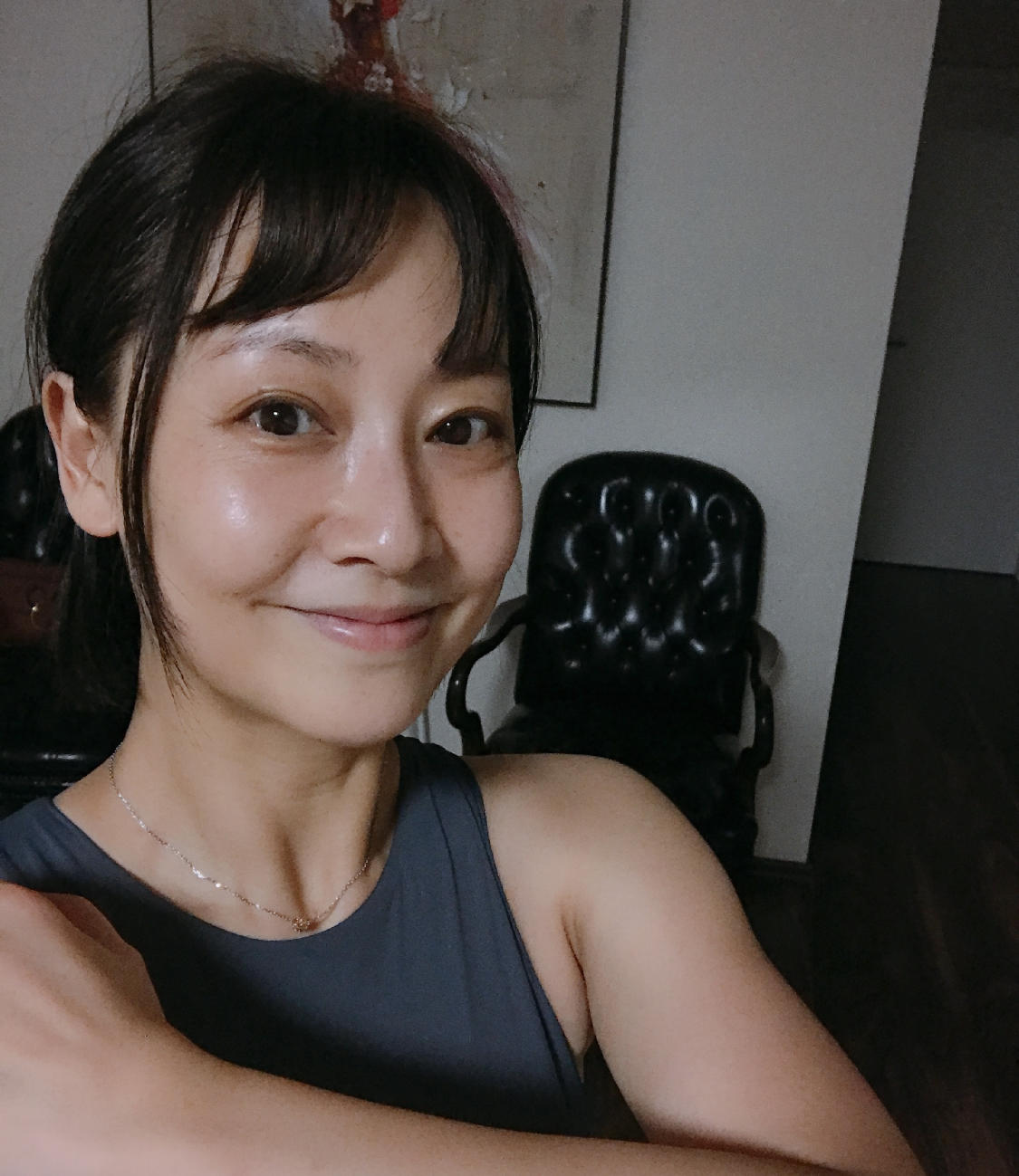 张卫健老婆晒小背心照网友大呼绝地反击因流产放弃生育