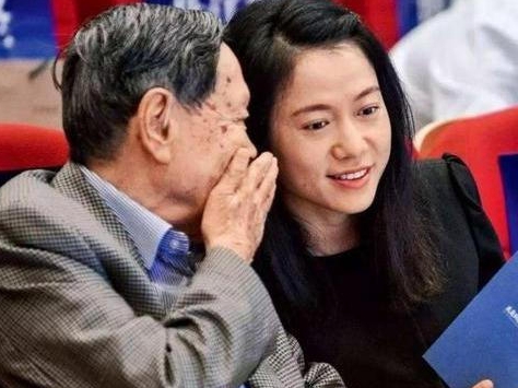 2004年，28岁翁帆嫁给82岁杨振宁，结婚17年甜蜜如初，令人羡慕（42岁翁帆嫁给杨振宁真实目的）