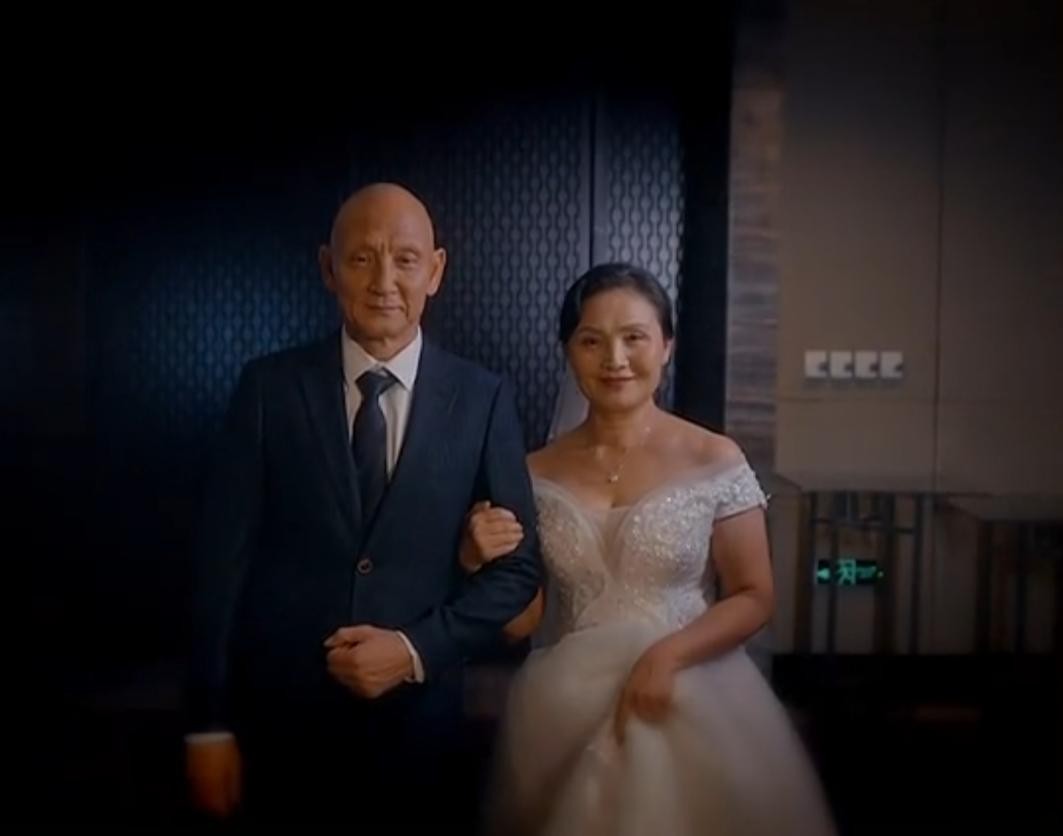 63岁杜玉明结婚37年才办婚礼?为妻子买钻戒太恩爱,网友:好浪漫