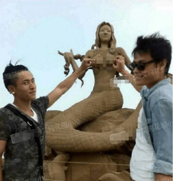 张哲瀚过往劣迹曝光?坐在苏小小墓上拍照,把手放在渔女隐私部位休闲区蓝鸢梦想 - Www.slyday.coM 张哲瀚过往劣迹曝光?坐在苏小小墓上拍照,把手放在渔女隐私部位休闲区蓝鸢梦想 - Www.slyday.coM