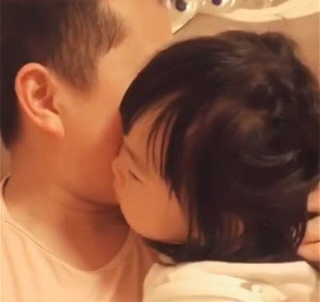 女儿一直抱着爸爸,不让妈妈亲爸爸,接下来的画面妈妈乐翻休闲区蓝鸢梦想 - Www.slyday.coM 女儿一直抱着爸爸,不让妈妈亲爸爸,接下来的画面妈妈乐翻休闲区蓝鸢梦想 - Www.slyday.coM