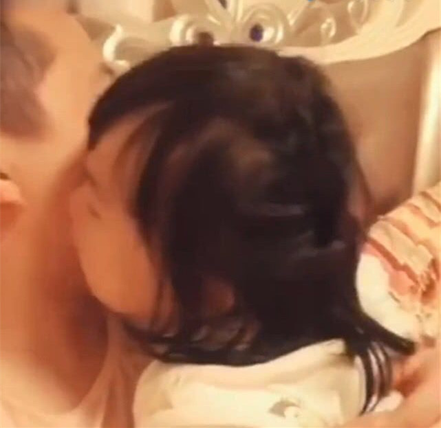 女儿一直抱着爸爸,不让妈妈亲爸爸,接下来的画面妈妈乐翻休闲区蓝鸢梦想 - Www.slyday.coM 女儿一直抱着爸爸,不让妈妈亲爸爸,接下来的画面妈妈乐翻休闲区蓝鸢梦想 - Www.slyday.coM