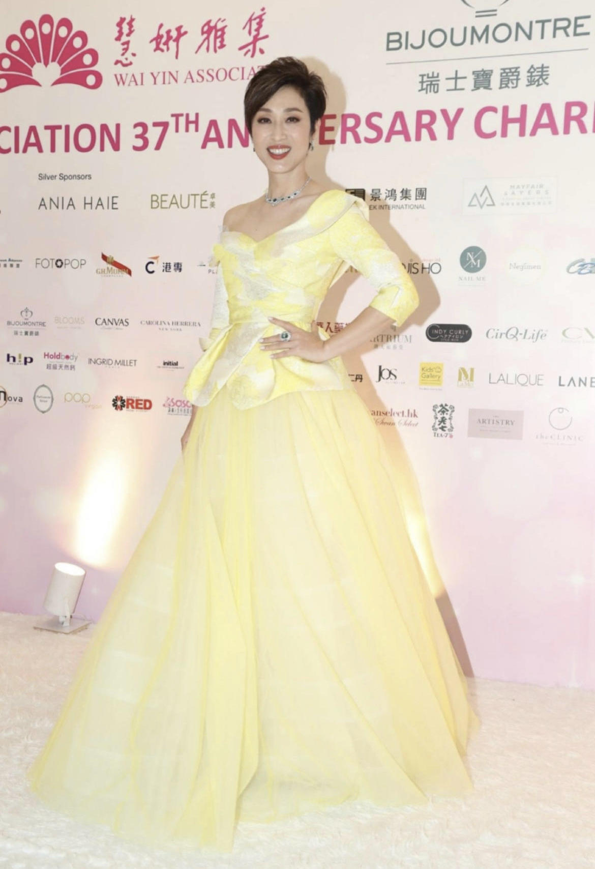 54岁陈法蓉不服老,穿黑色长西装玩"下衣失踪",修长美腿让人酸