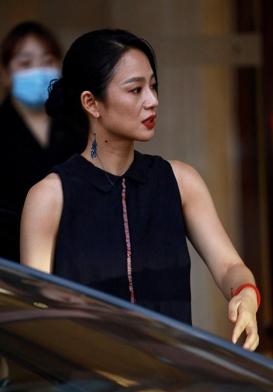 姜文的眼光真好,妻子周韵一袭黑色连衣裙成熟优雅,气质高级