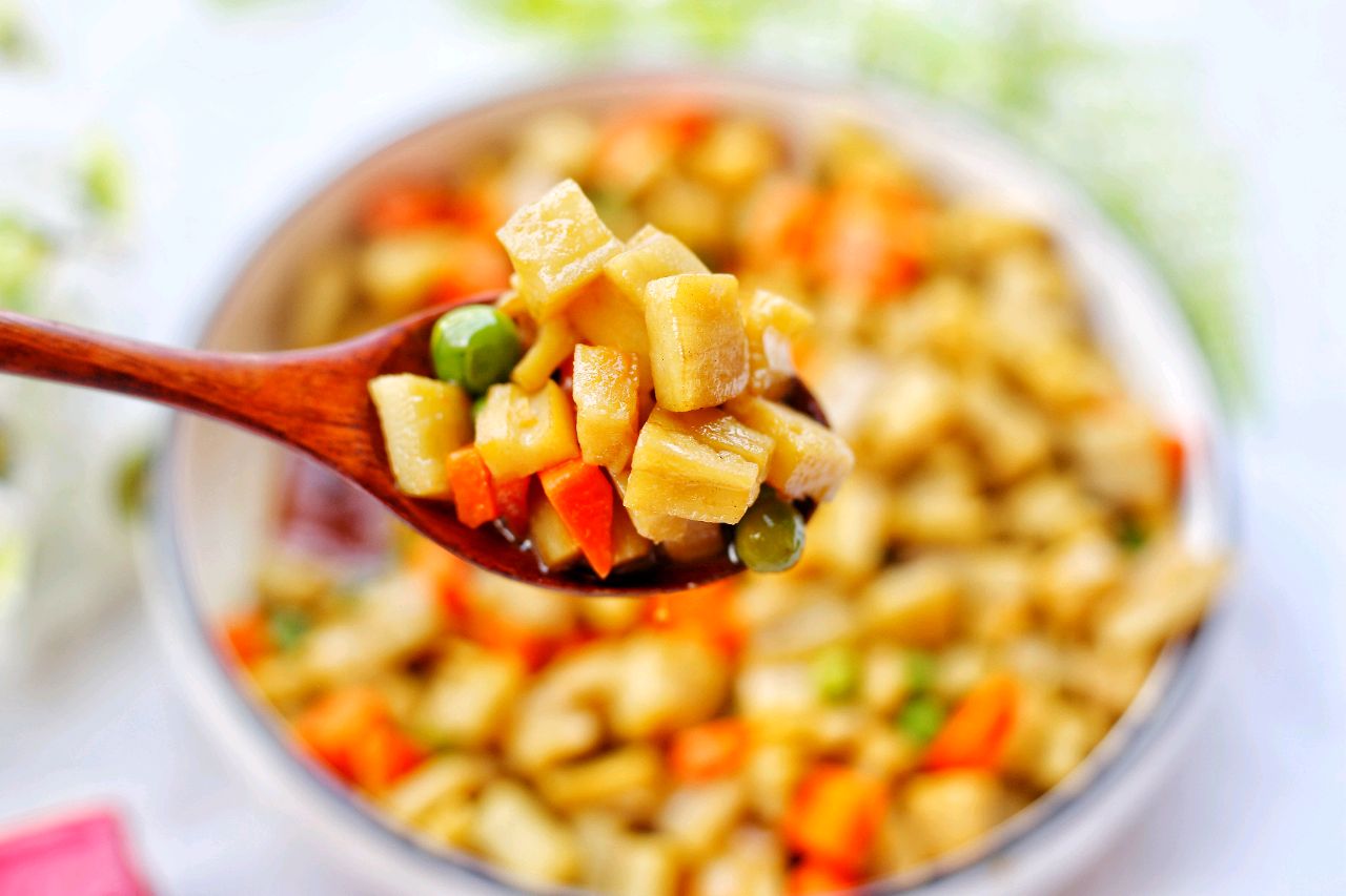 9,翻炒均匀之后,食材入味了就可以关火出锅了,这道美味的小炒藕丁就做