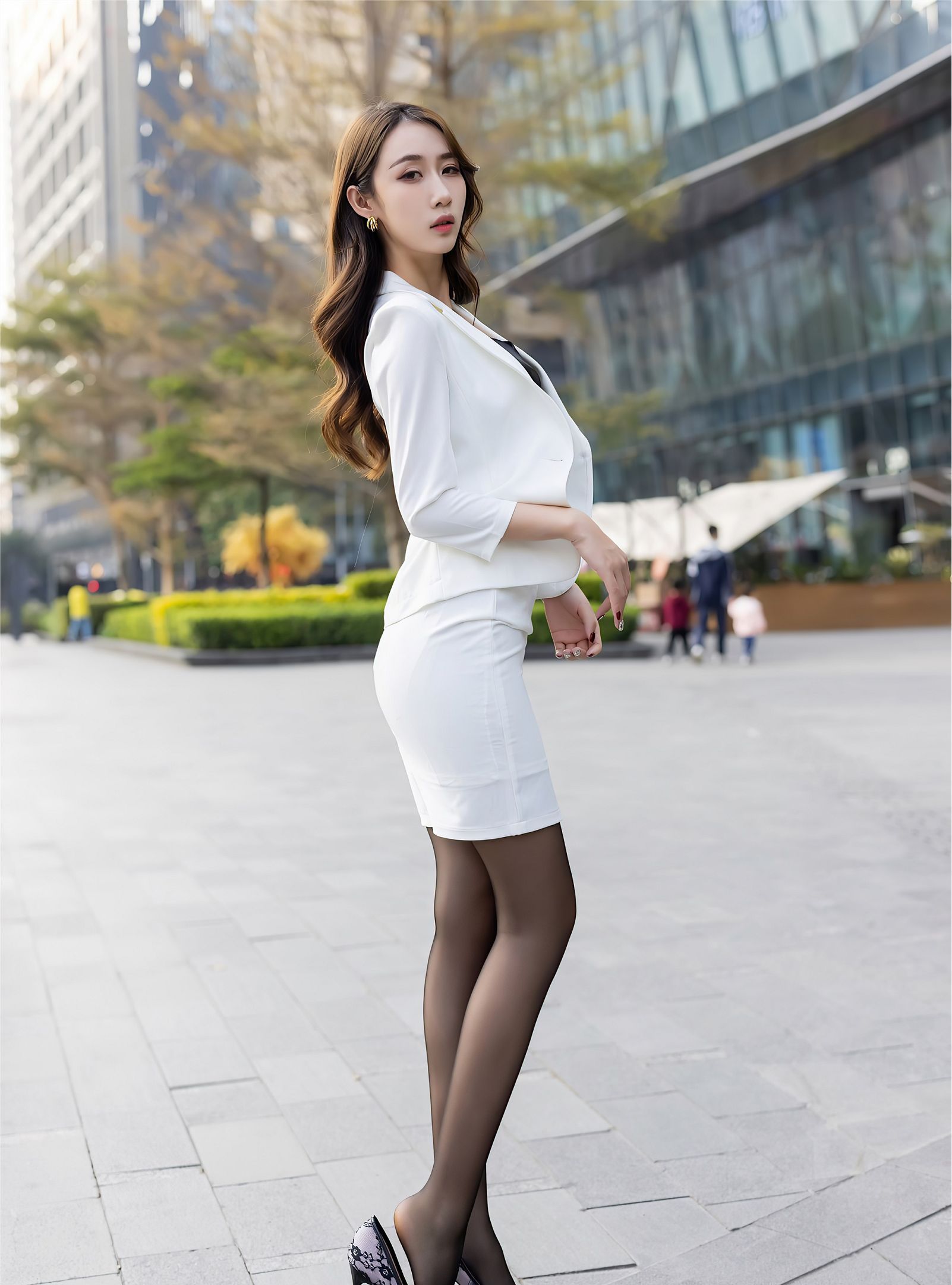 时尚美女小姐姐的装扮再奉上适合发朋友圈的句子第149期