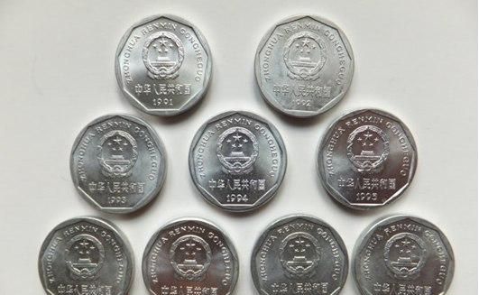 正文  而在菊花一角硬币当中,却是有一枚菊花一角硬币收藏价值高达数