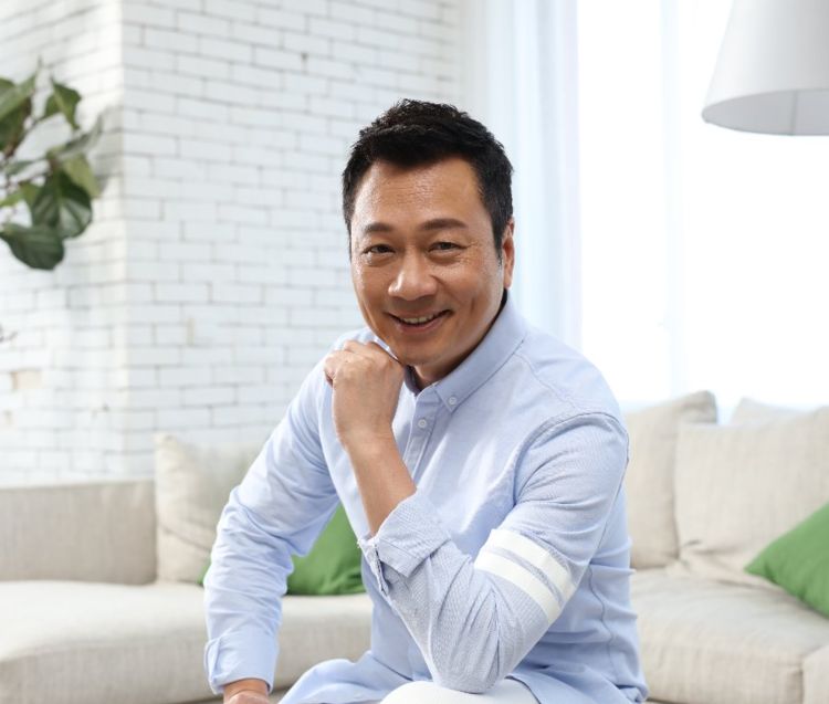 57岁黎耀祥晒近照皱纹横生身材发福揽二婚妻子笑容满面超恩爱