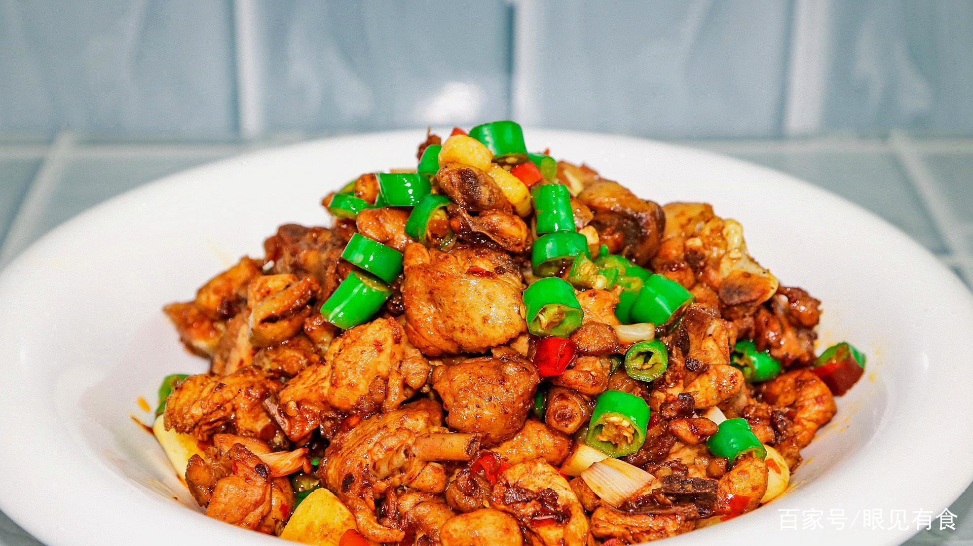 鸡肉还在炖汤喝鸡胸肉和它一起炒营养丰富香辣脆爽