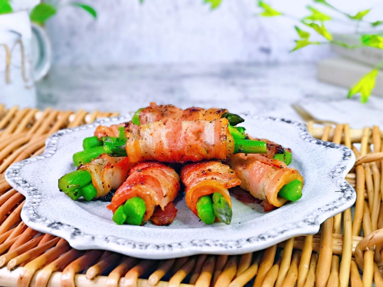 营养好吃的培根青笋卷简单快捷只需一只煎锅就可以做的美味