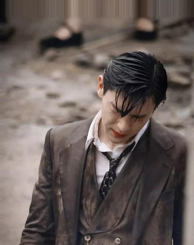 《夜旅人》邓伦西装鲨来了,网友:我伦好欲!