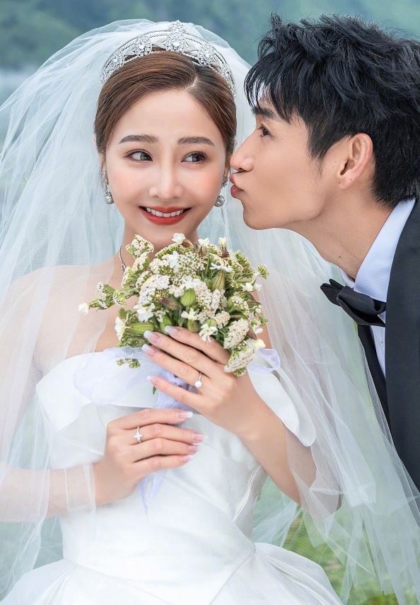 魏晨的妻子藏得挺深的七夕节晒结婚照骑着白马的老婆真娇嫩