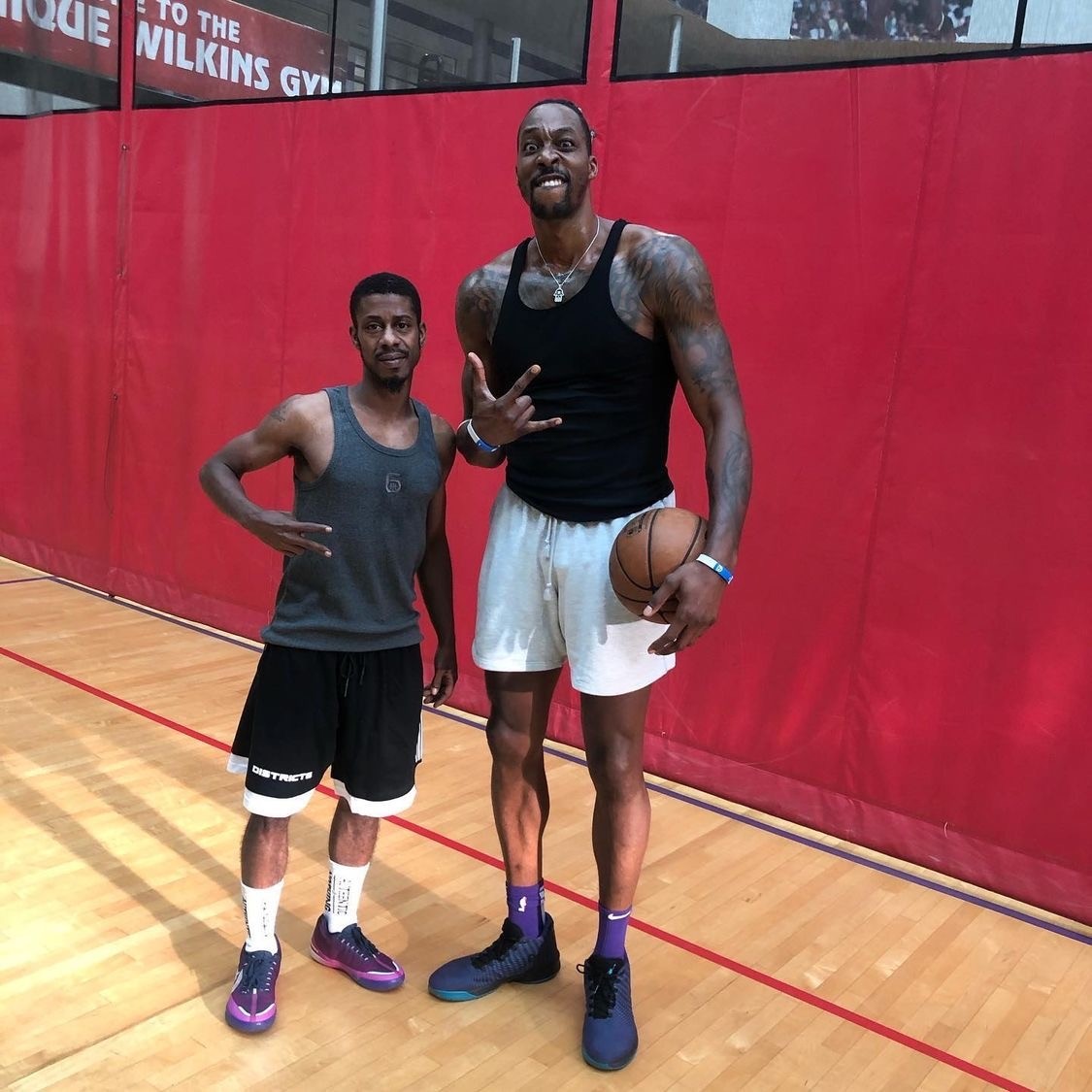 当路人遇见nba巨人,身材差距一眼可见!格里芬大腿比别人头还大