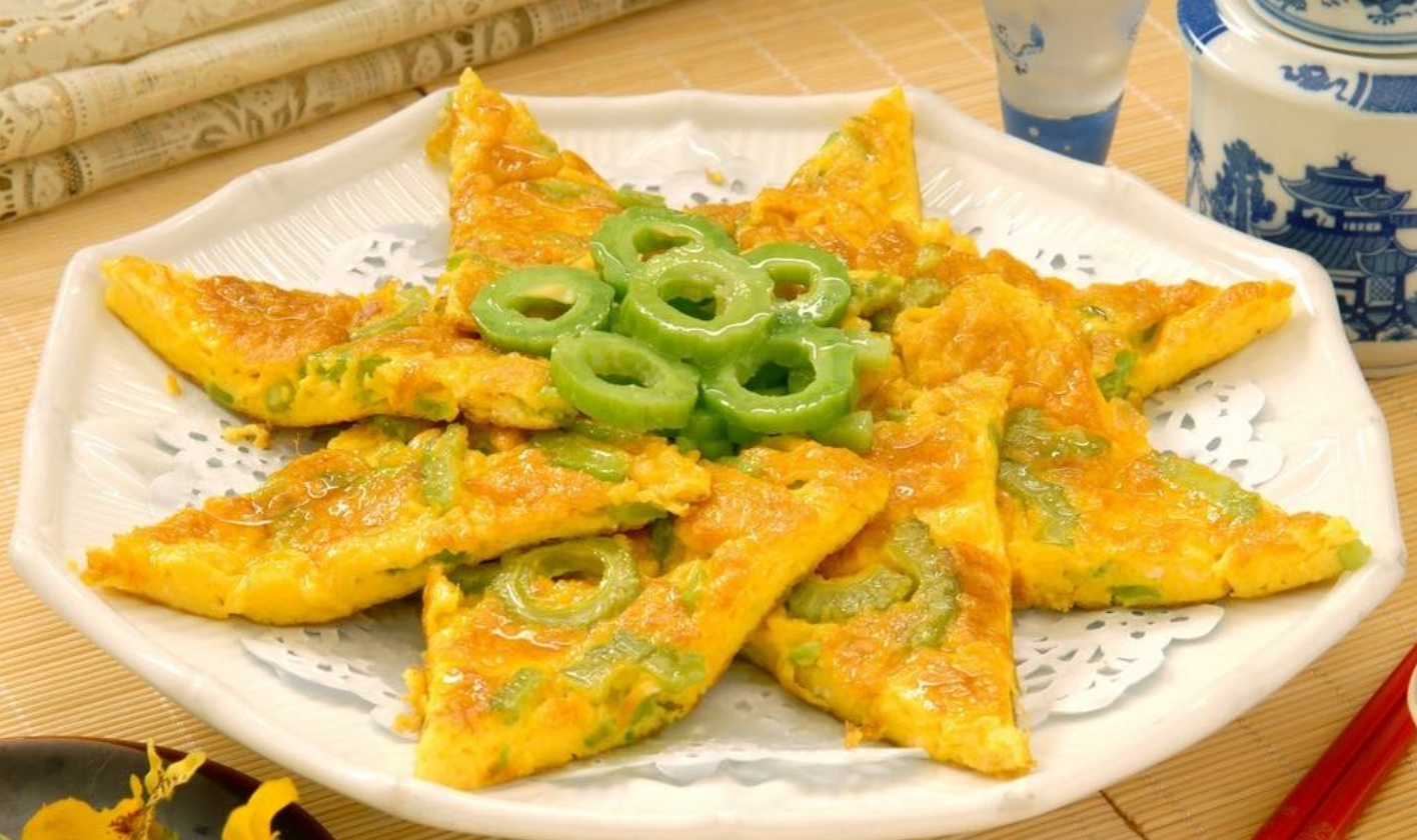 快来和我学习制作酥脆软糯的苦瓜煎蛋然后做给家人品尝