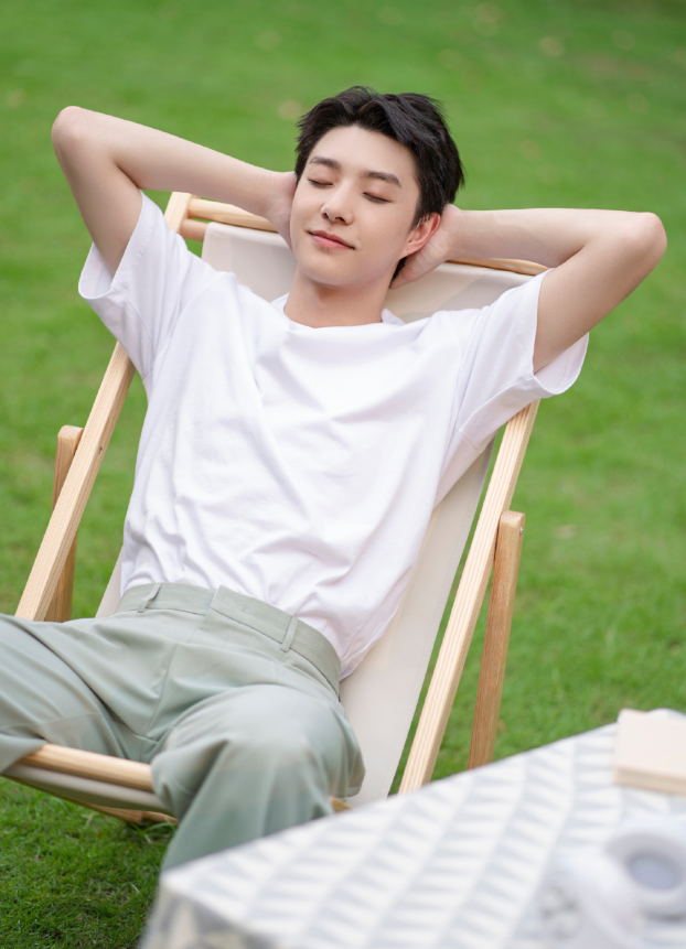 张欣尧全新时尚大片,棕色复古牛仔套装出镜,尽显少年洒脱