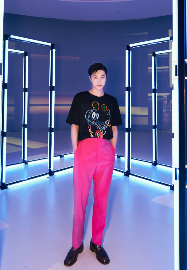 张欣尧全新时尚大片,棕色复古牛仔套装出镜,尽显少年洒脱