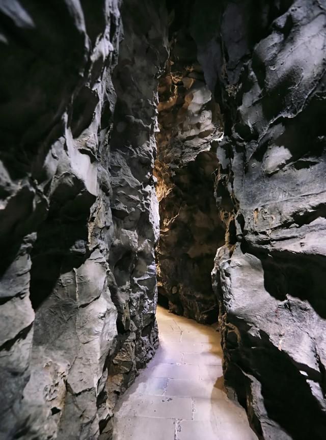 神奇!重庆深山发现一个巨洞,天上掉落一块巨石,神似佛像